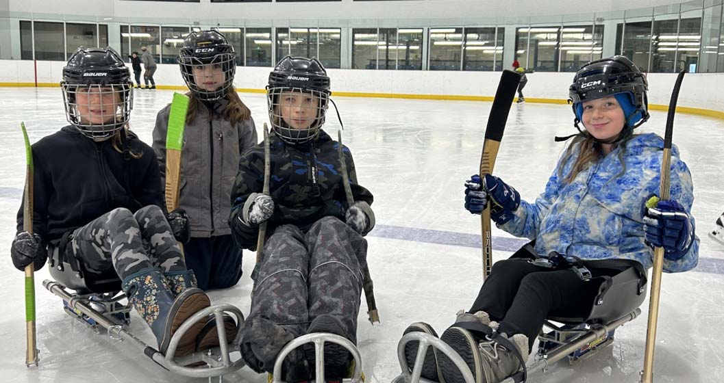 Petit club va loin – le Club de patinage de Minnedosa se fait le champion de l’inclusivité et donne à un garçon local une nouvelle façon de profiter du patinage